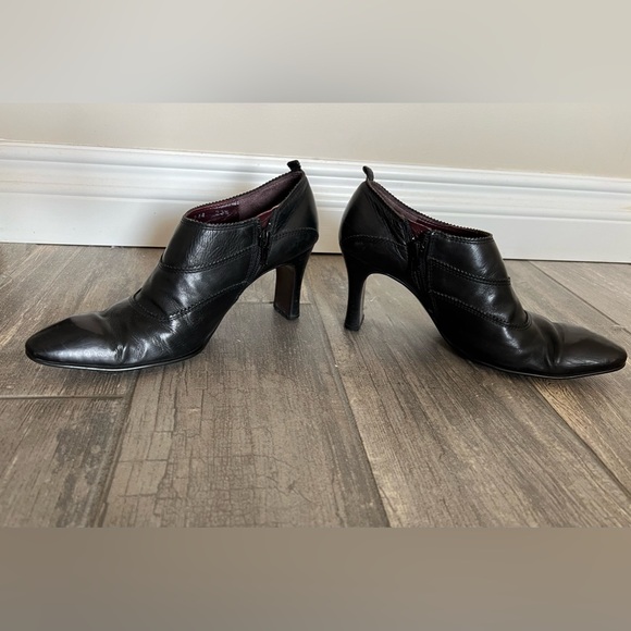 Woman Natural Leather Pointed Toe Ankle Booties (size 7) - Picture 5 of 13